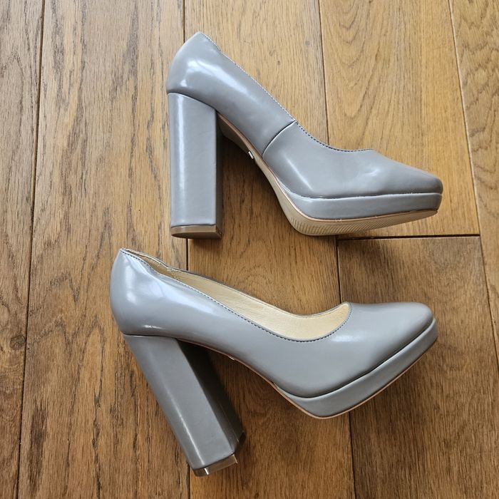 Lakierowana czółenka na słupku Buffalo