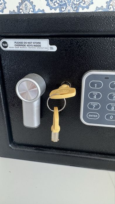 Cofre eletrónico Yale com código e chaves