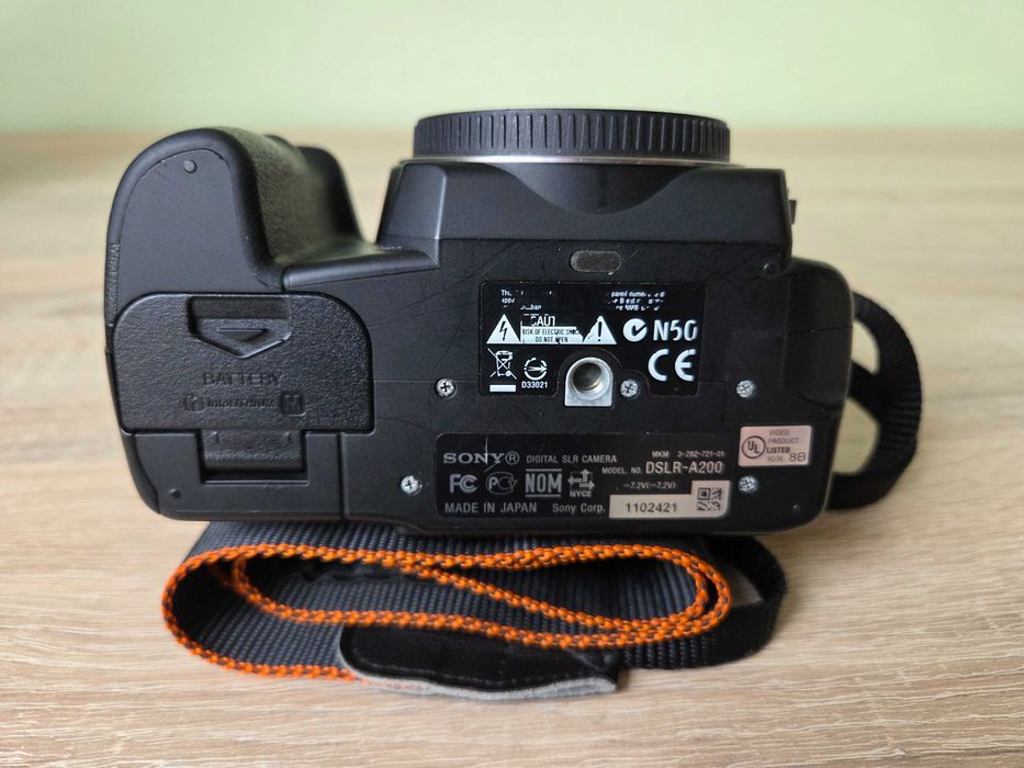 Sony Alpha 200 (DSLR-A200) z dwoma obiektywami 28-70, 75-300 torbą i akcesoriami