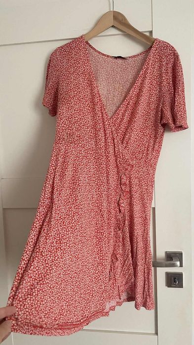 czerwona letnia sukienka w drobne kwiatki Pull&Bear rozmiar M