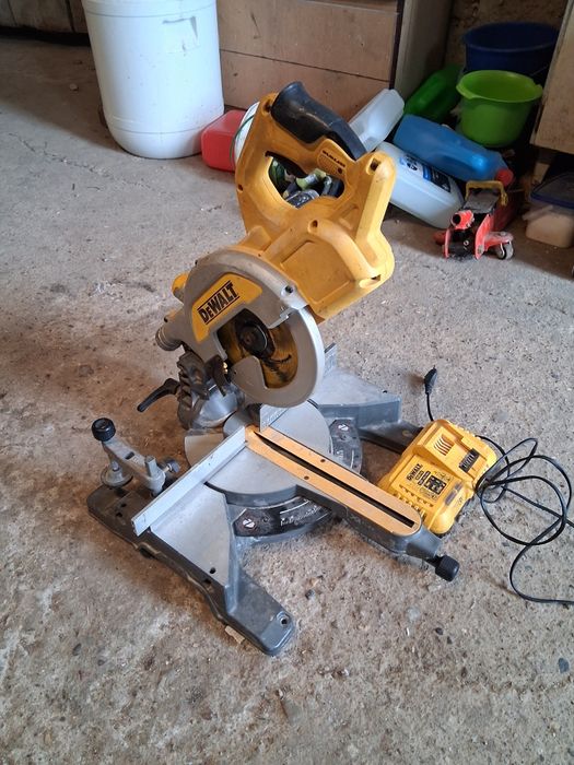 Ukośnica Dewalt DCS777