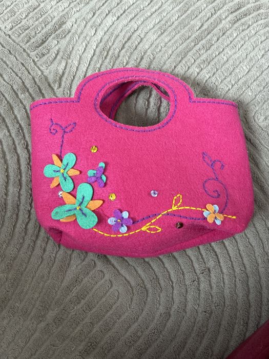 Filcowa torebka dla dziewczynki – różowa z kwiatkami