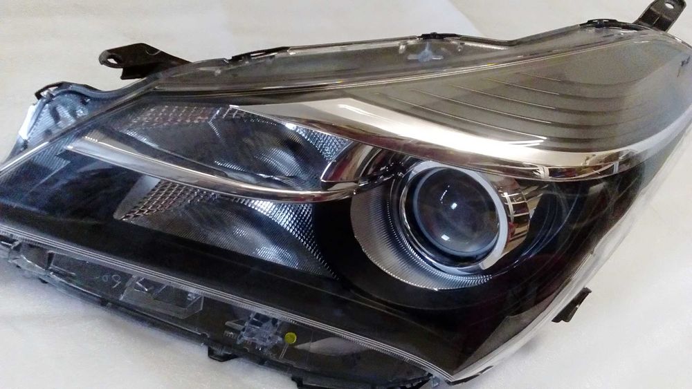 Toyota Yaris III FL Hybrid 2014–2017 – grill + reflektor lewy i prawy