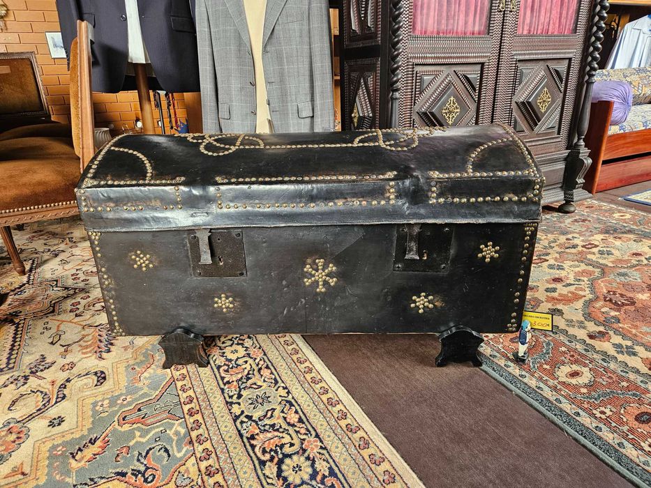 Cómoda / Baú muito antigo - Ideal para decoração - Bom estado geral