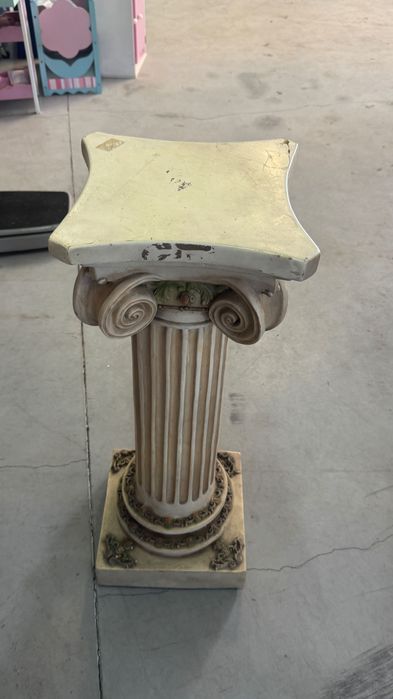 Coluna / pedestal decorativo em estilo greco-romano (jónico)