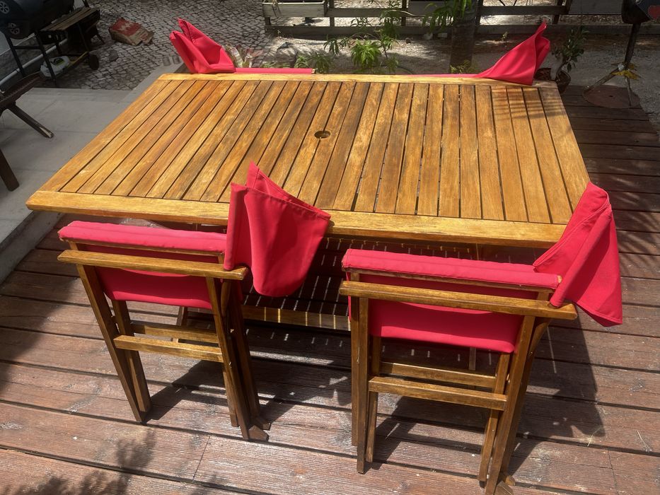 Mesa de Jardim em Madeira 4 Cadeiras Dobráveis – Conjunto Completo