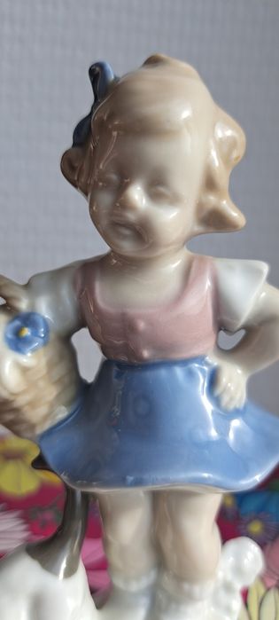 Porcelanowa figurka dziewczyna z kotem sygnowana