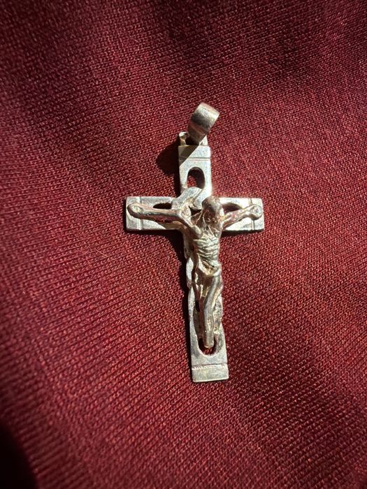 Crucifico de prata para fio