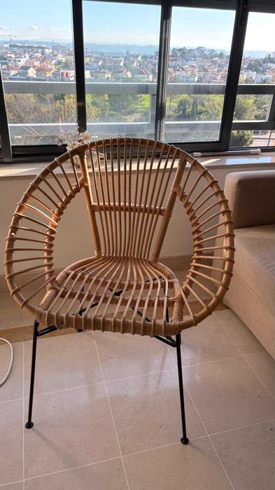 Cadeira em rattan natural – design moderno