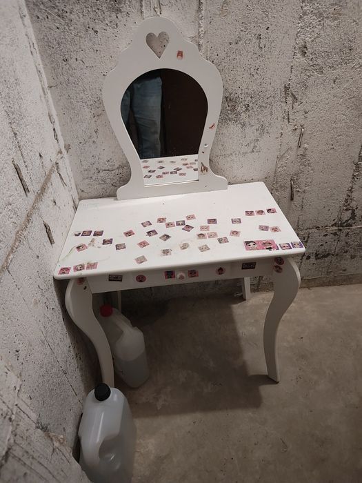 Drewniana toaletka dla dziewczynki - dziecka