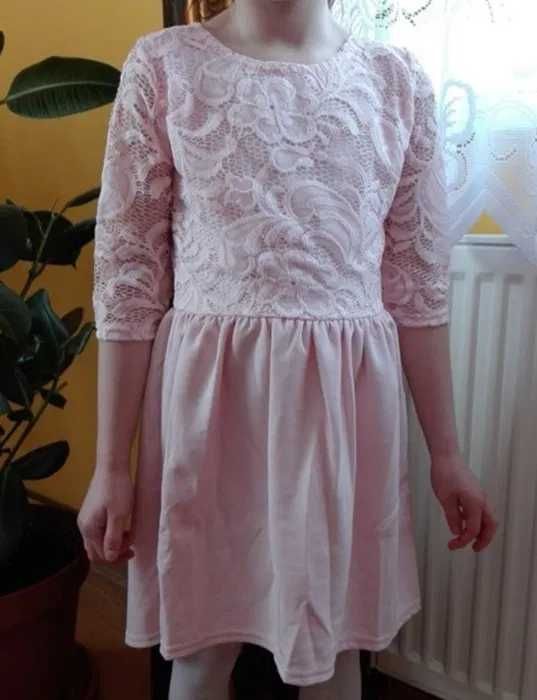 Sukienka z koronkowymi rękawami