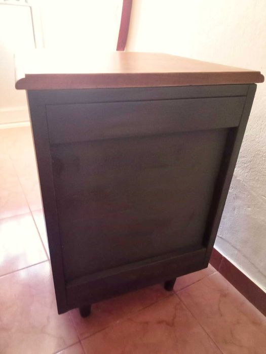 Móvel com quatro gavetas