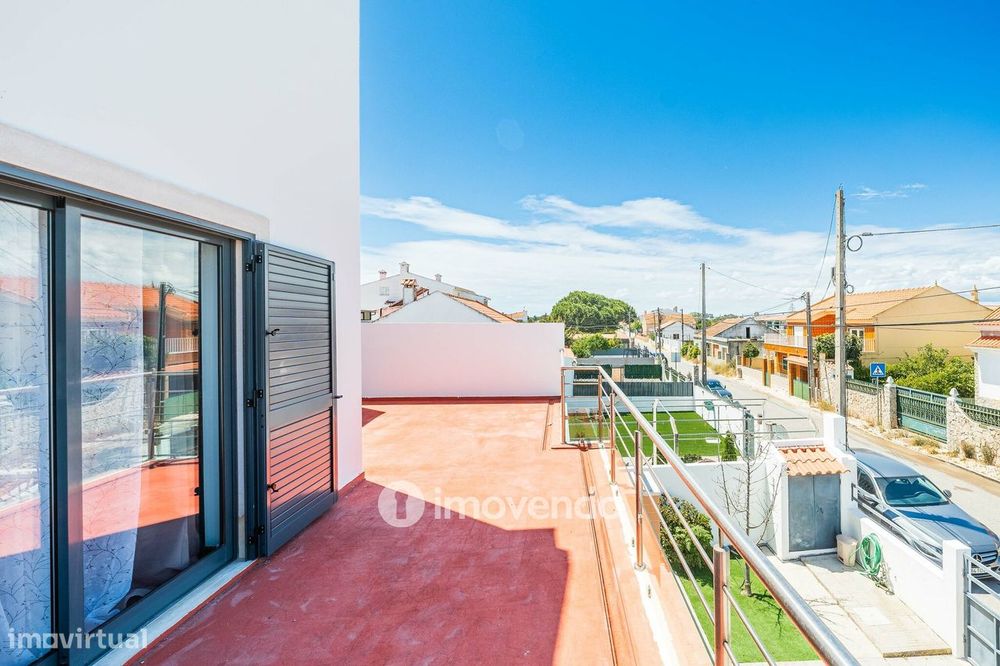 Moradia T3+1 de design moderno, com jardim, na Quinta do Anjo
