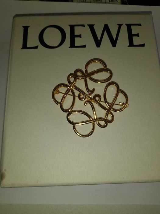 Broche dourado da Loewe (anagrama)