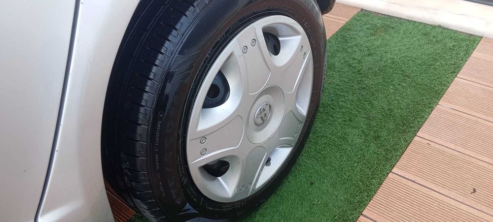 Toyota Yaris 1.0 VVTi, versão terra , em ótimo estado