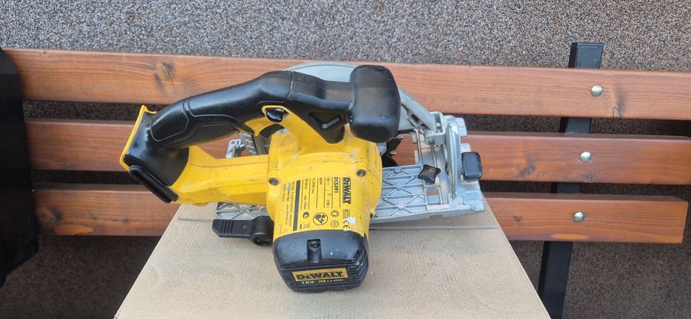 Pilarka Dewalt DCS391