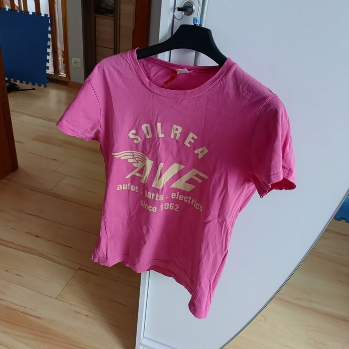 Różowa koszulka idealna na wakacje