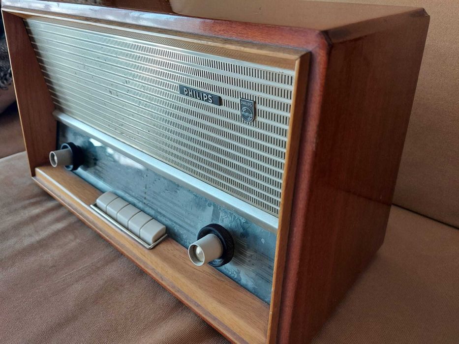 Rádio Antigo Phillips Modelo B4LN46A fabricado em 1964 A funcionar