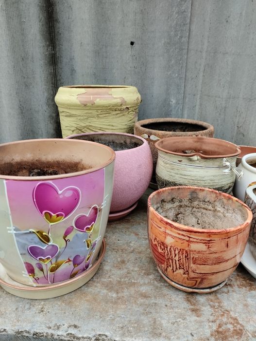 Горшки цветочные.