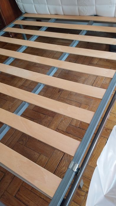 Colchão de cama de casal e estrado. Pagamento em dinheiro na entrega.