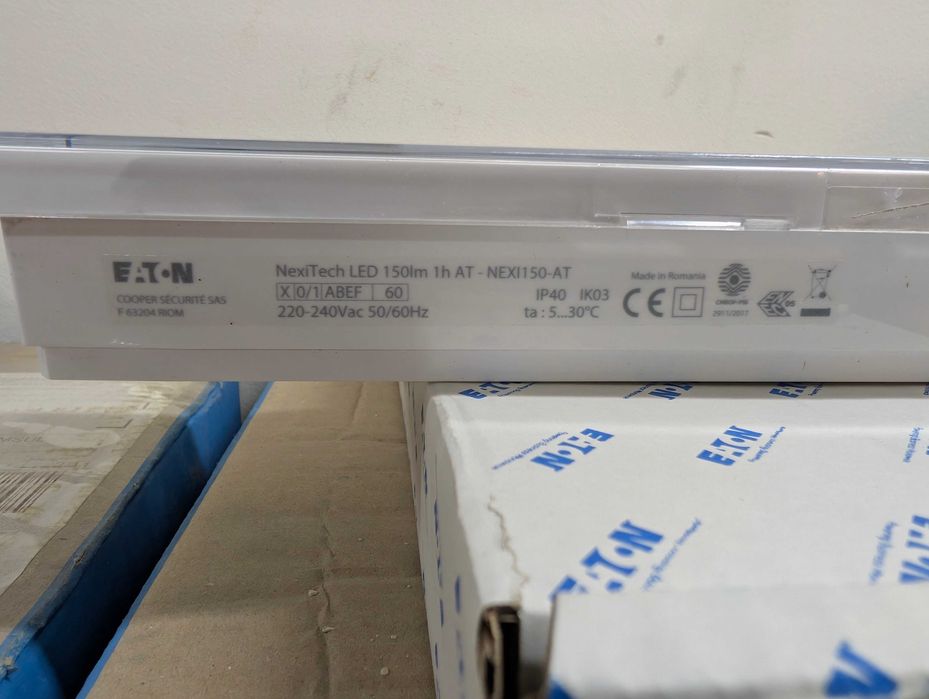 Bloco de Emergência Eaton NexiTech LED 150lm 1h AT - Novo