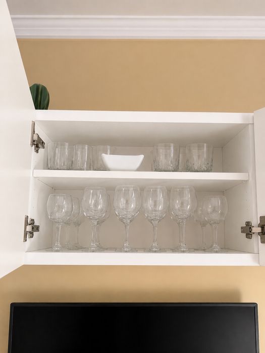 Conjunto IKEA BESTÅ – Móvel TV + módulos superiores com vidro