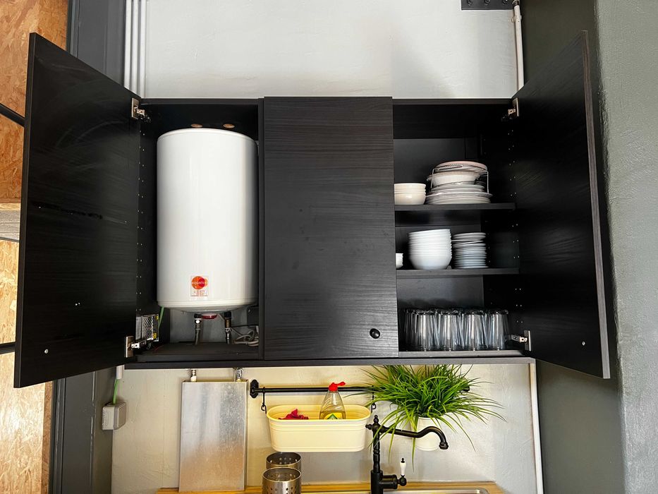 Kitchenette completa com armários, lava-loiça e bancada