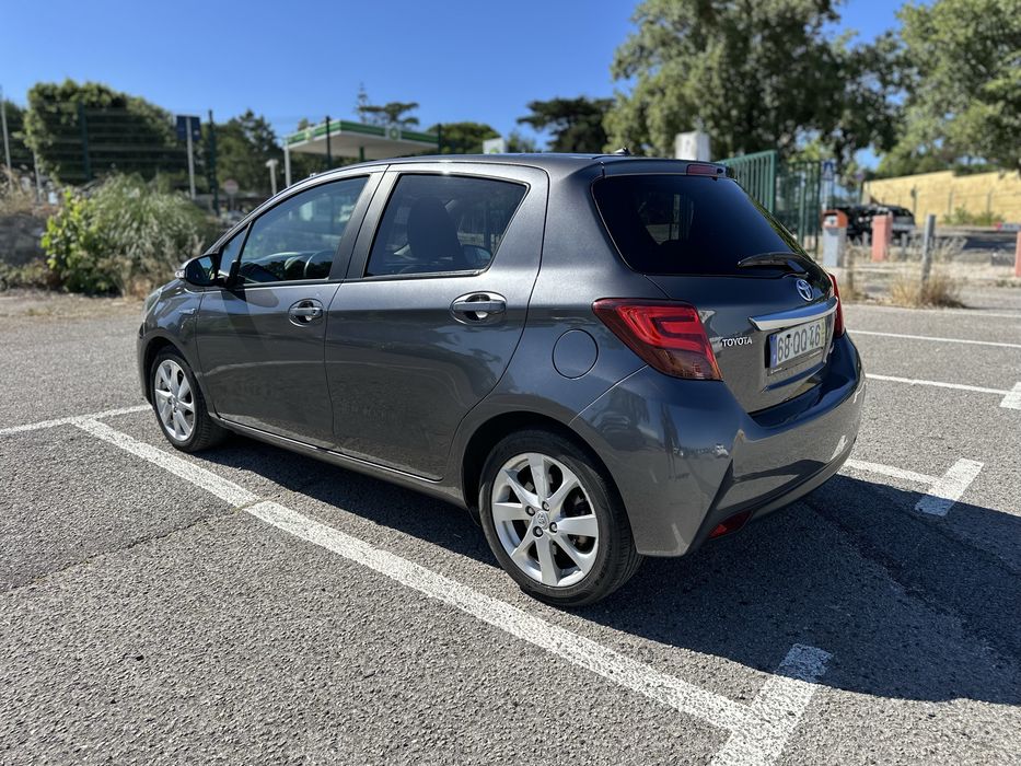 Toyota Yaris Hybrid • Económico