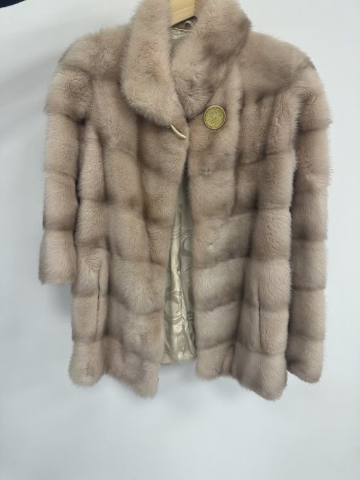 Норкова шуба бежевого кольору