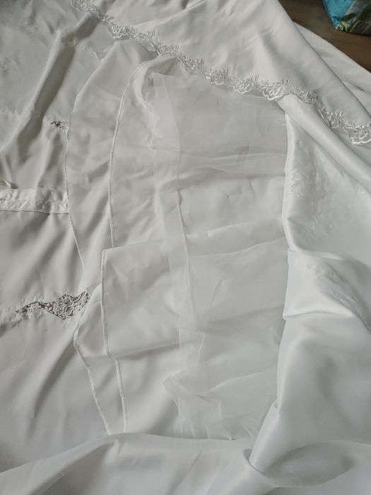 Suknia ślubna z długim trenem