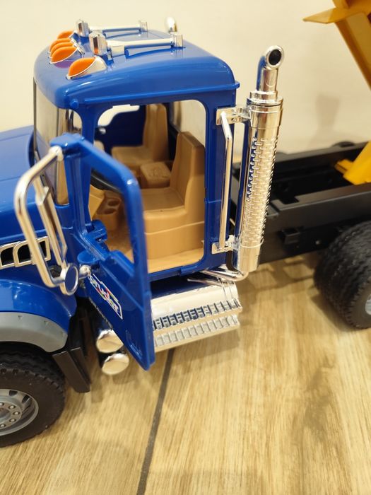 Ciężarówka Mack Bruder