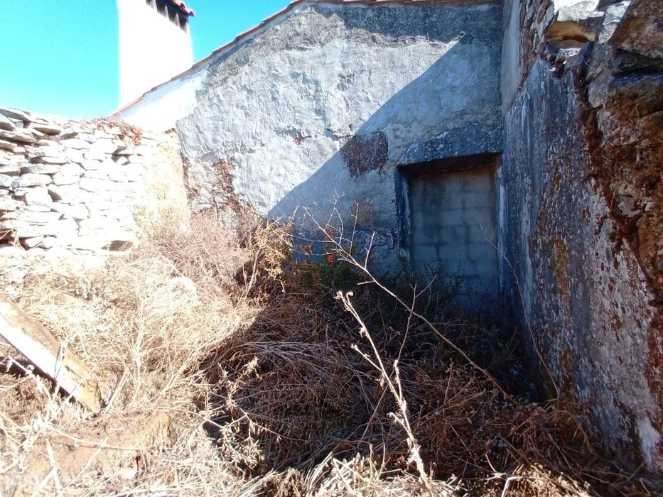 Moradia em ruina com terreno em Maxieira