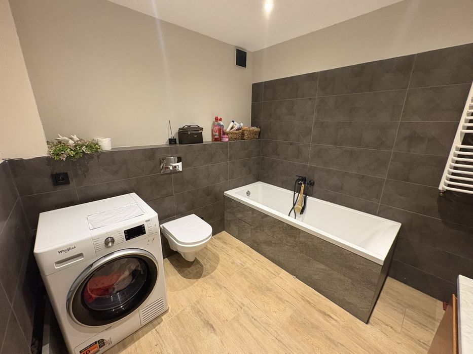 Dom z rzeka i stawem