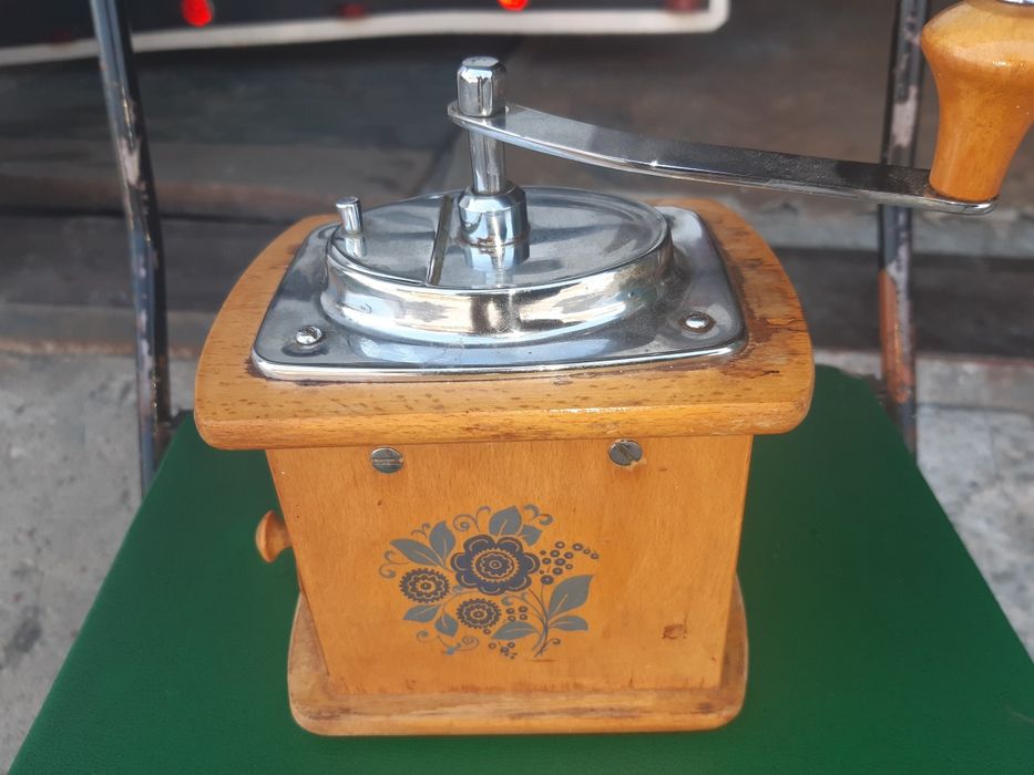 Кофемолка ручная,деревянная.