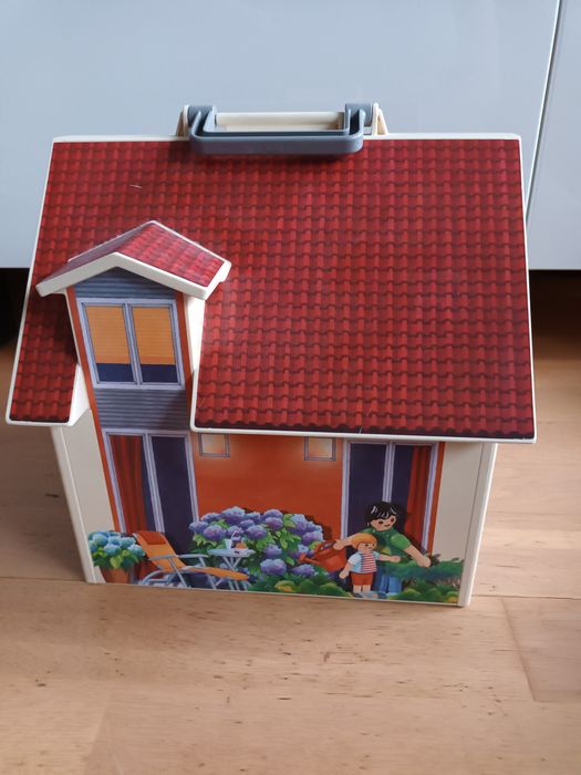 Przenośny domek Playmobil z wyposażeniem.