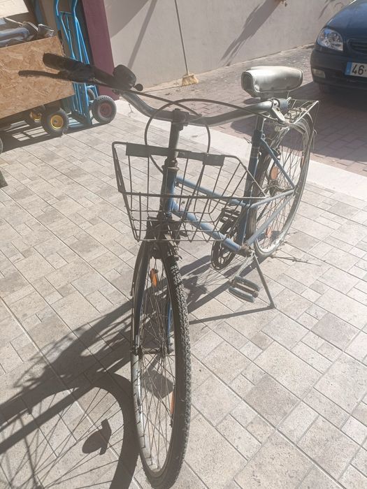 Bicicleta antiga com cesto
