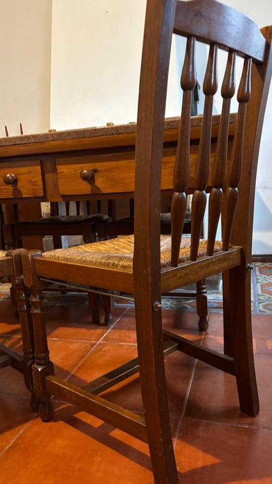 Mesa de refeição com tampo em granito + 4 cadeiras