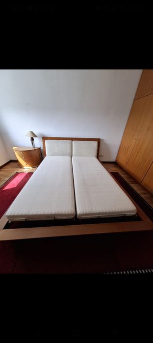 Mobília de quarto em cerejeira com cama articulada com dois colchões.