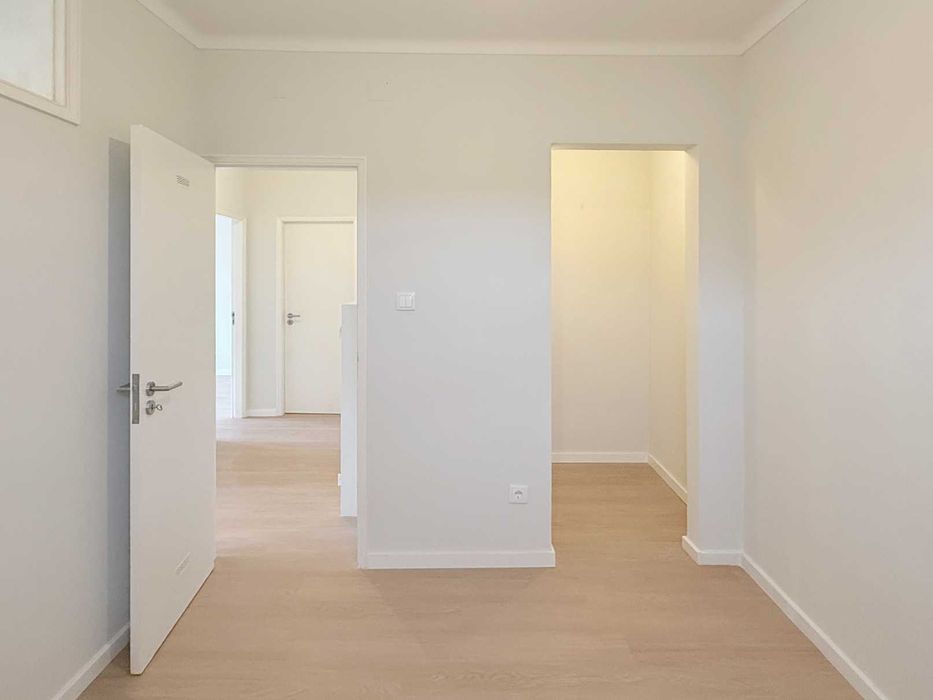 Apartamento com 2 quartos no Fluvial a 100m do Douro, com varanda.