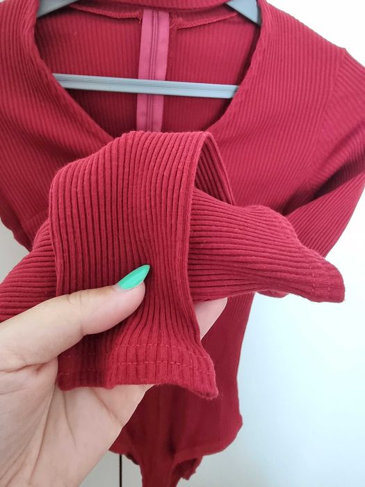 Body bordeaux de manga comprida e decote no peito, tamanho M