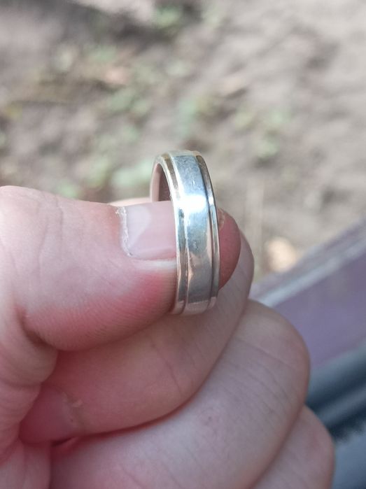 Продам обручальное кольцо (серебро)