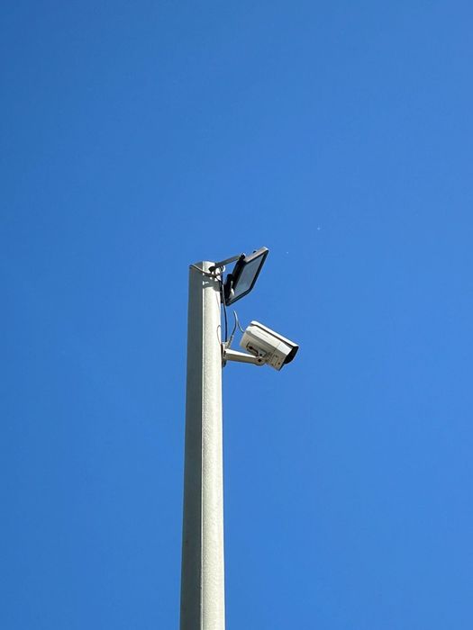 Słup pod kamery - lampy- internet światłowód  7m