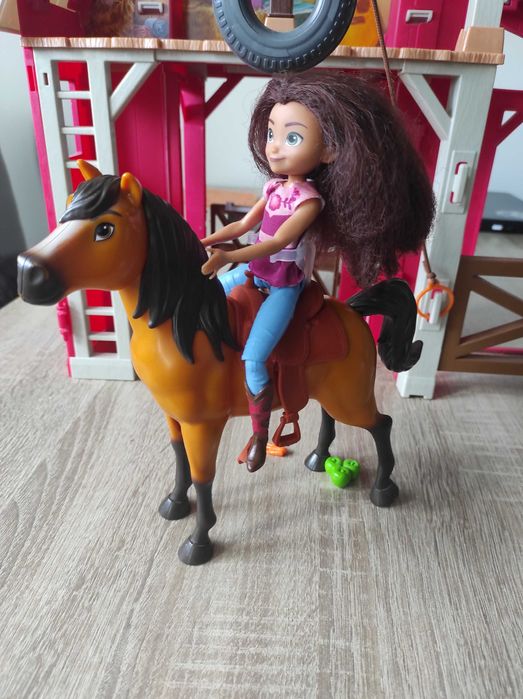 Stajnia Mustang + konik z lalką