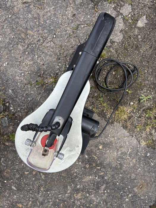 Vende-se serra de recortes quase nova