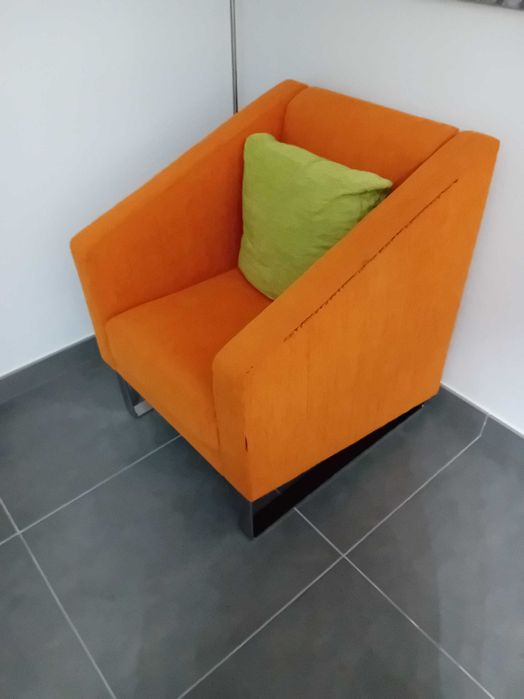 Poltrona com pés em inox