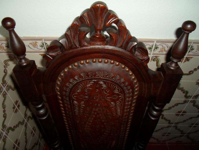 Cadeiras séc.XVIII, pristinas, madeira e cabedal irrepreensíveis.