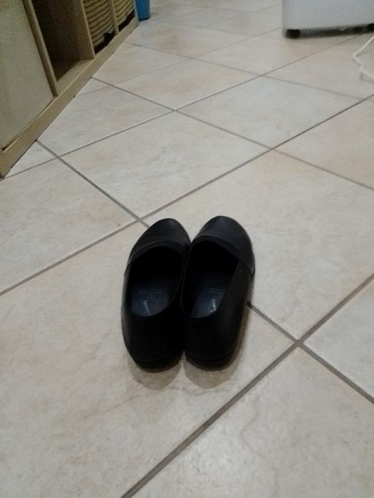 Sapatos em preto baixos