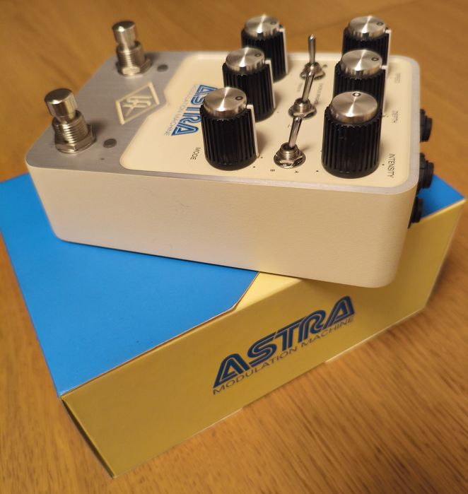 Astra Modularion Machine pedal - Universal Audio
