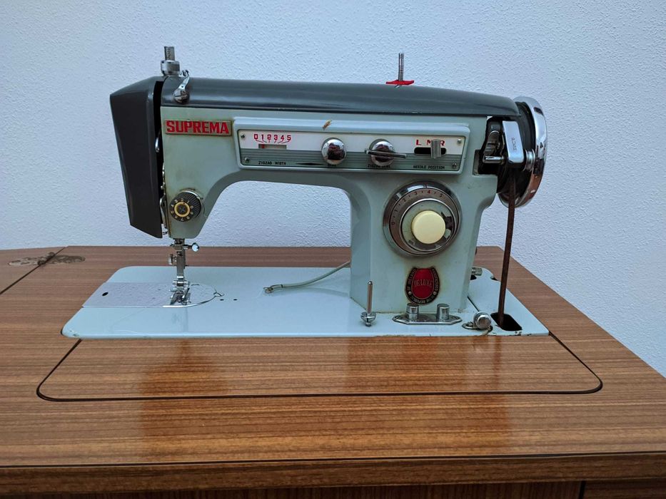 Máquina de Costura "Suprema Deluxe"
