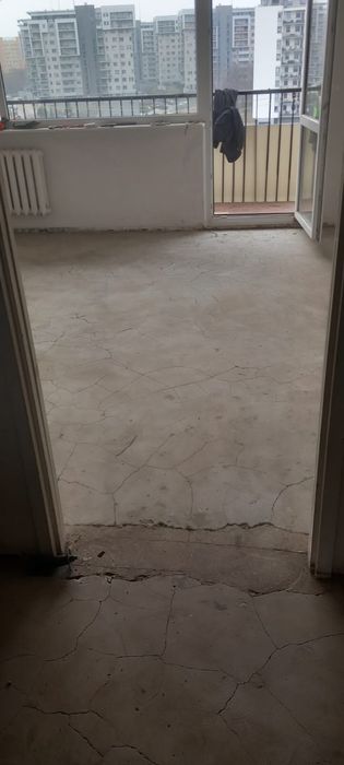 Usuwanie subitu lepiku kleju po parkiecie szlifowanie betonu